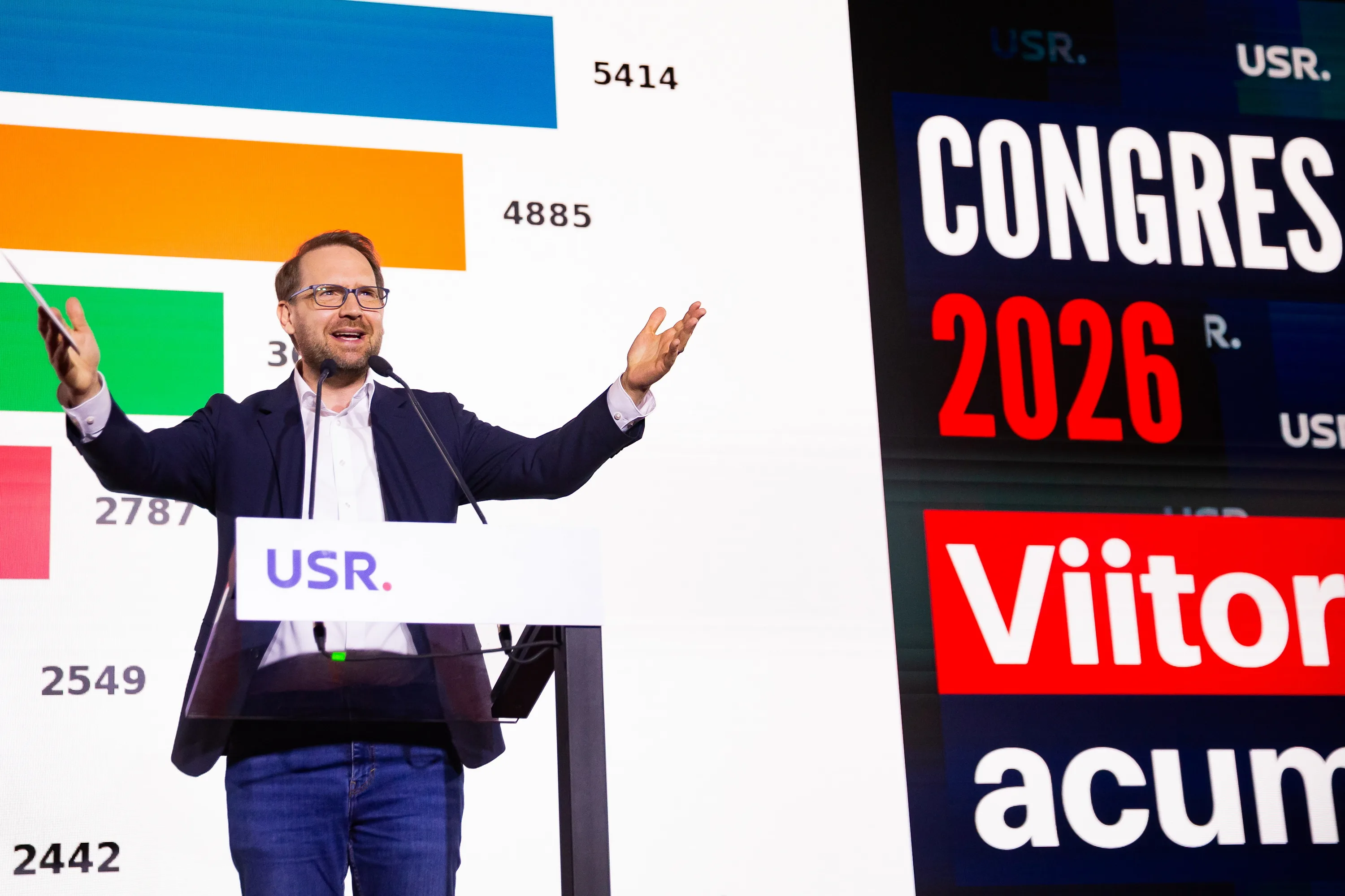 Delegați la Congresul USR de la Sibiu votând modificări statutare ale partidului