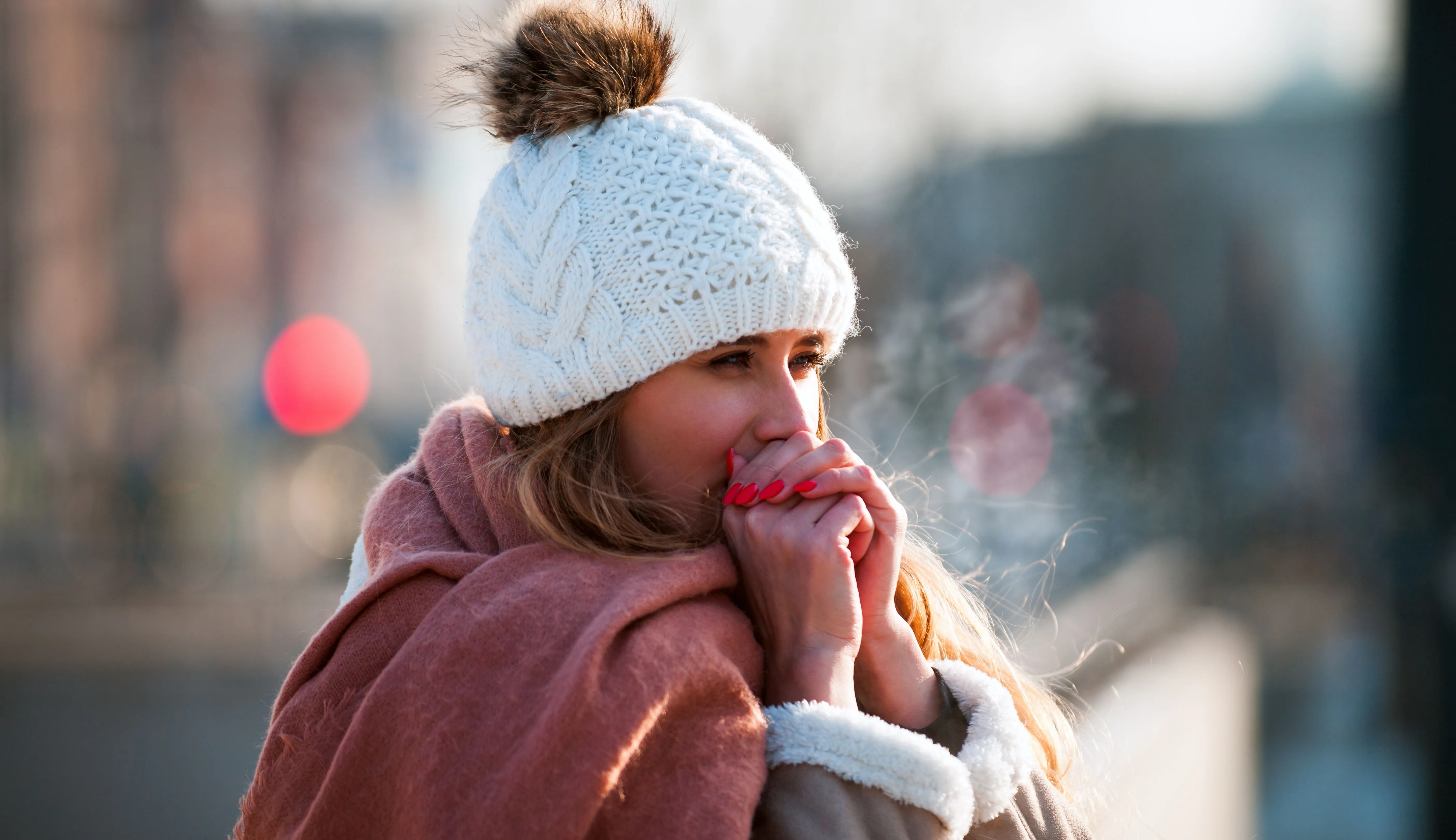 Ninsoare și lapoviță neobișnuite în luna aprilie în România, stradă acoperită cu zloată