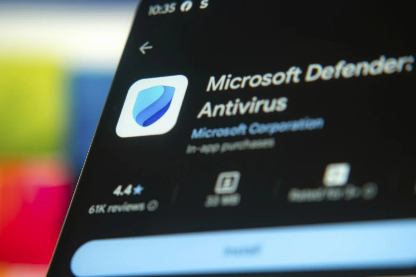 Ecran cu alertă de securitate Microsoft Defender și avertisment despre vulnerabilități zero-day exploatate activ