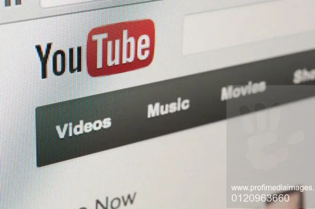 Ecran YouTube cu avertizare despre deepfake și protecția identității