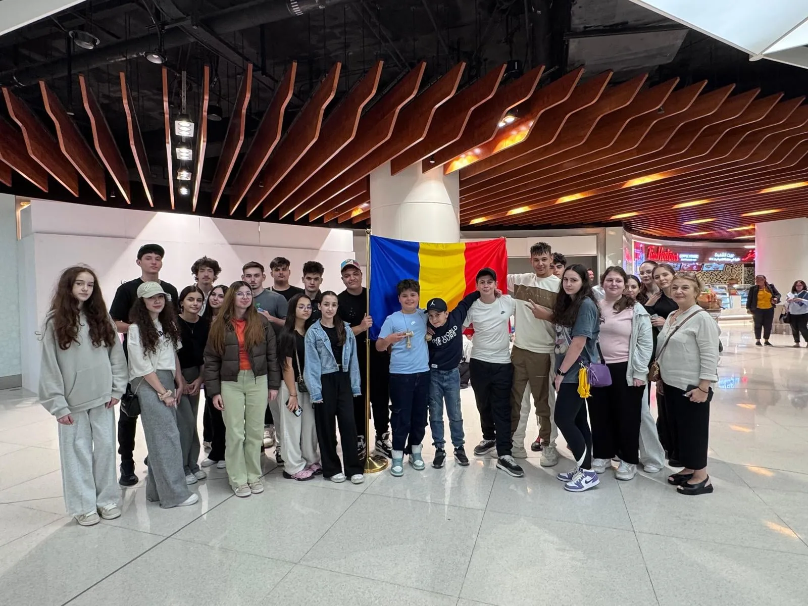 Pasageri români coborând la București după zborul de repatriere din Oman