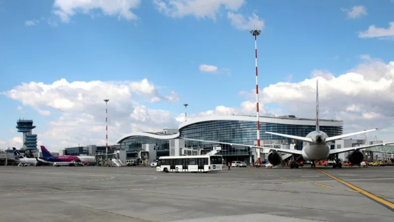 Panou de afișaj cu zboruri anulate pe Aeroportul Henri Coandă din București