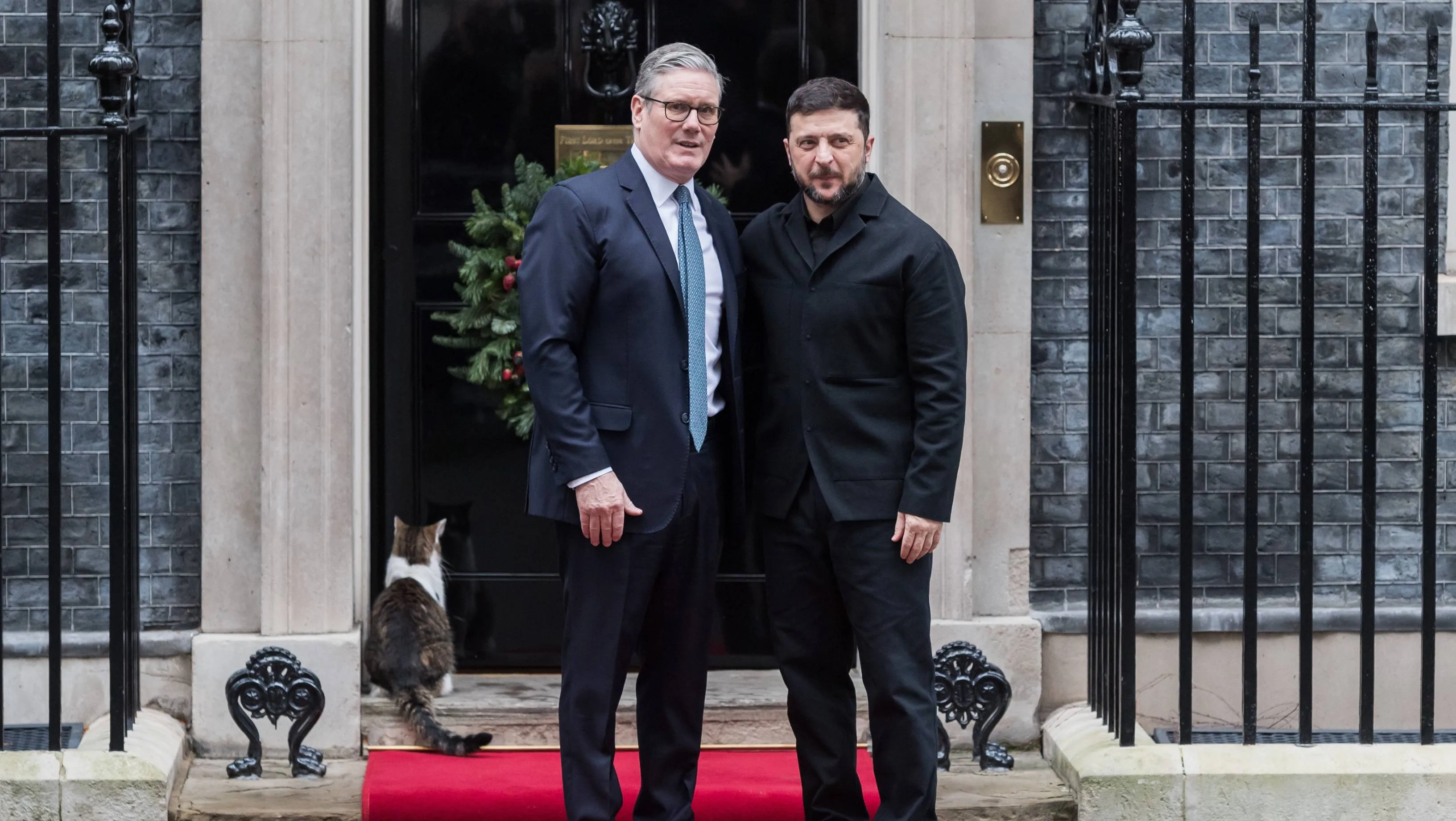 Volodimir Zelenski și premierul britanic Keir Starmer în cadrul unei întâlniri diplomatice