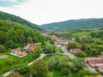 film-teren-intravilan-in-impresionat-cadru-naturalcentral