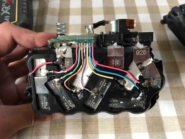 reparatii-acumulatoribaterii-masini-de-gaurit-dewaltboschetc-big-0